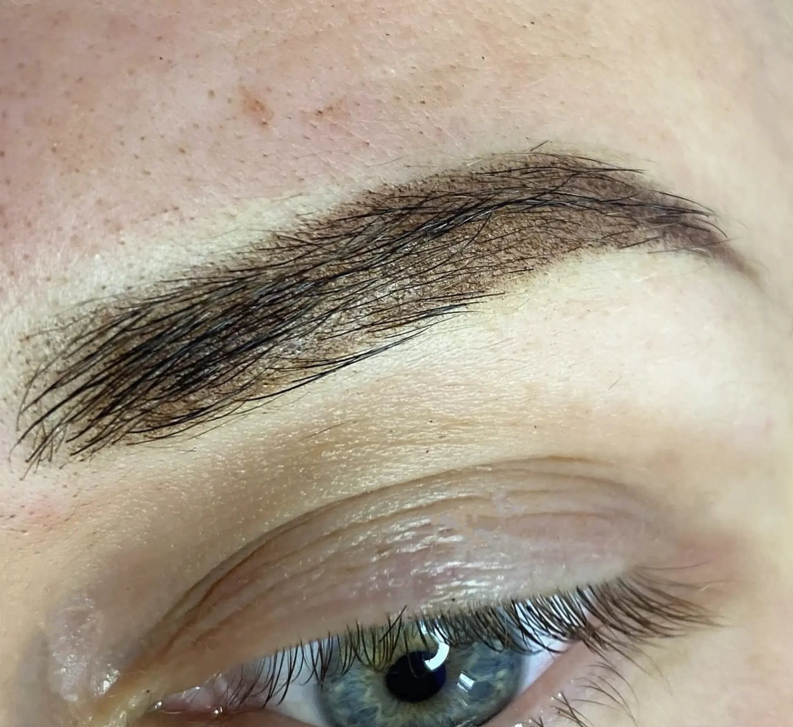 microbladed eyebrows